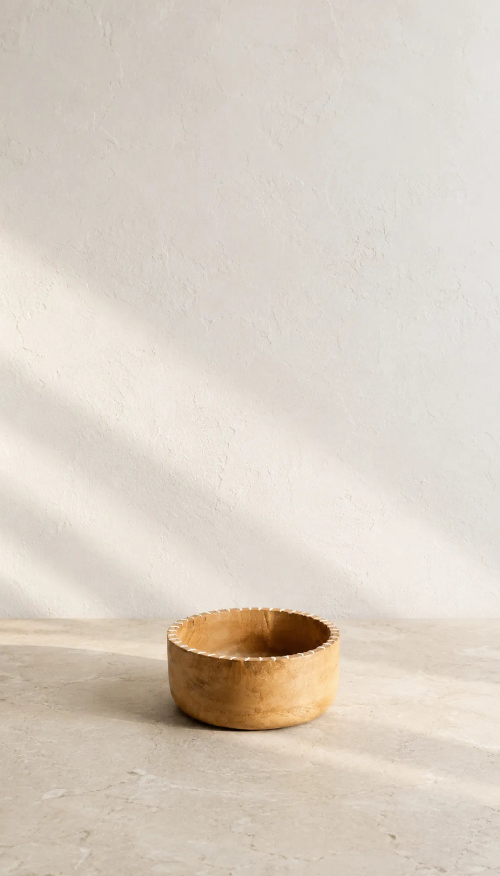 Fuente Nativa madera con tallado blanco – vista principal