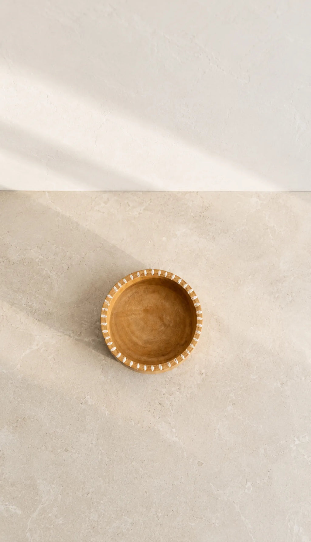 Fuente Nativa madera con tallado blanco – vista adicional 1