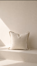 Cojín beige y blanco simple – vista principal