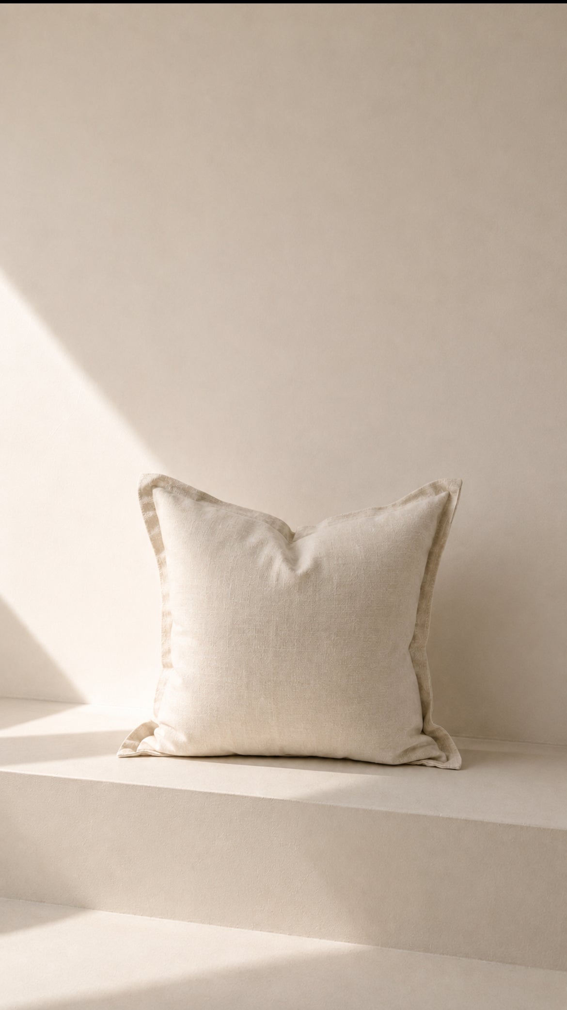 Cojín beige y blanco simple – vista principal