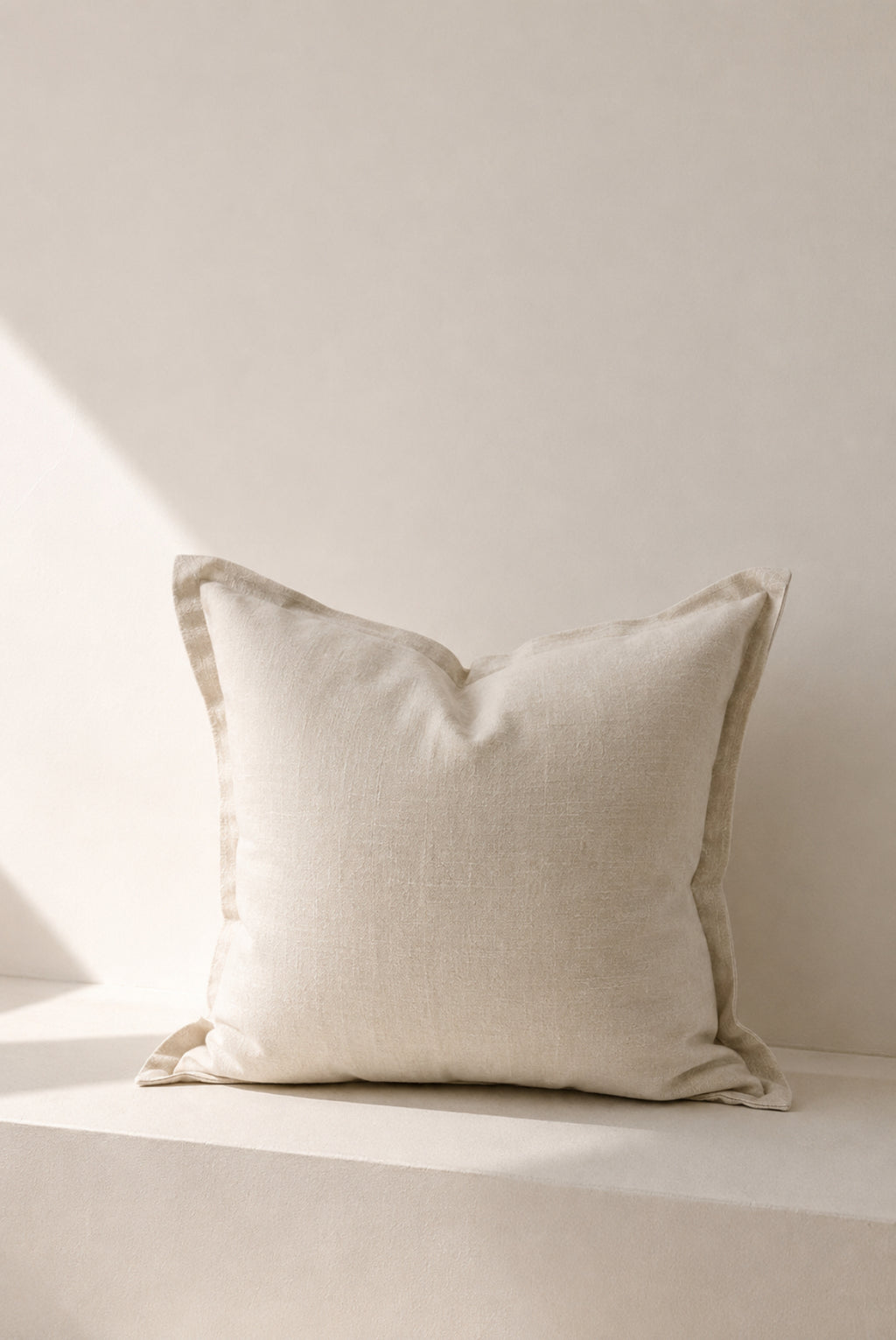Cojín beige y blanco simple – vista adicional