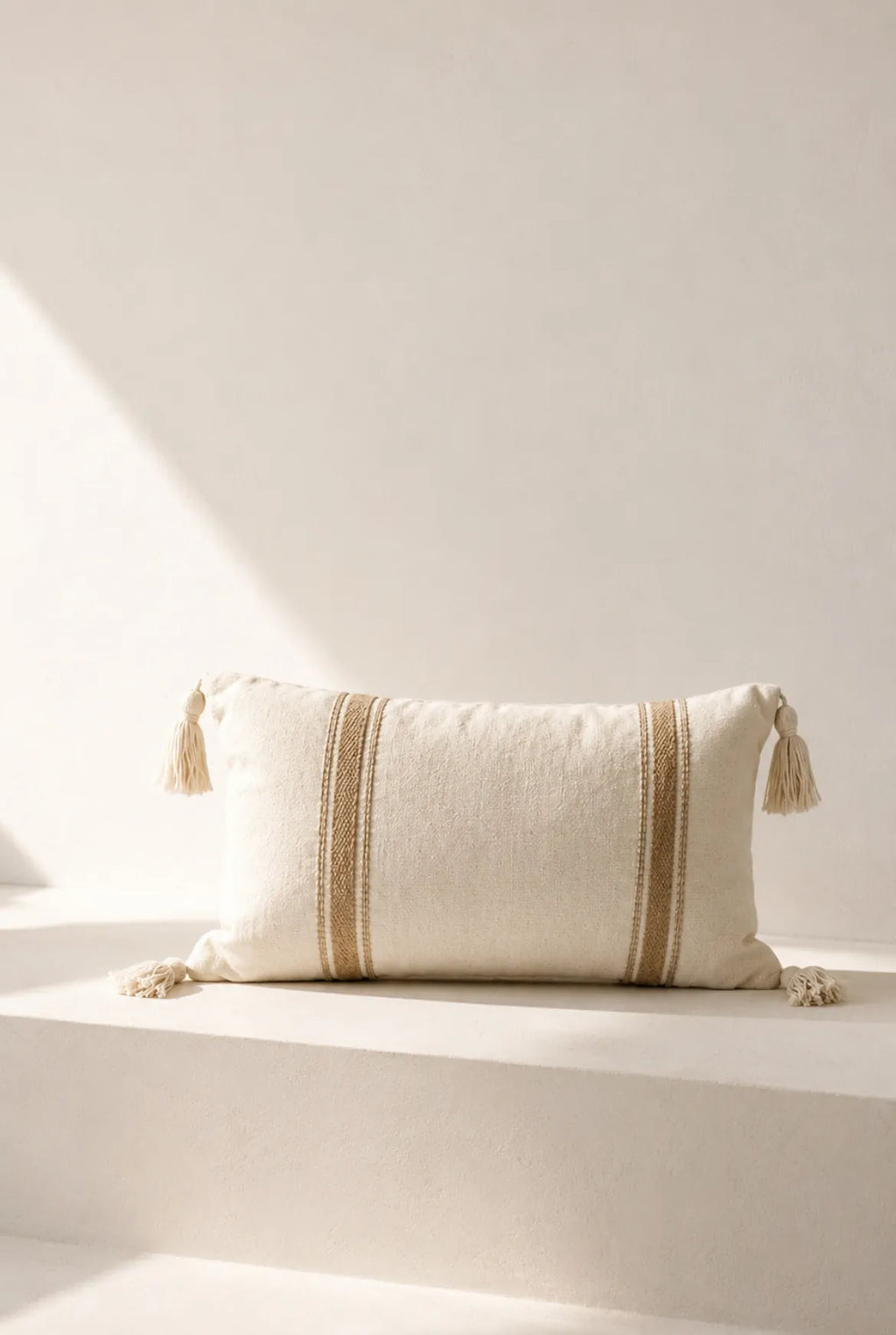 Cojin Nala rectangular blanco raya yute con borlas – vista principal