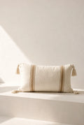Cojin Nala rectangular blanco raya yute con borlas – vista principal