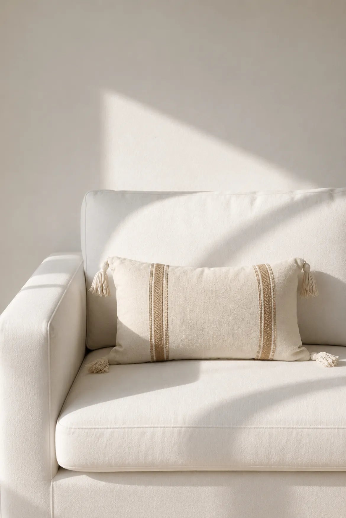 Cojin Nala rectangular blanco raya yute con borlas – vista adicional 2