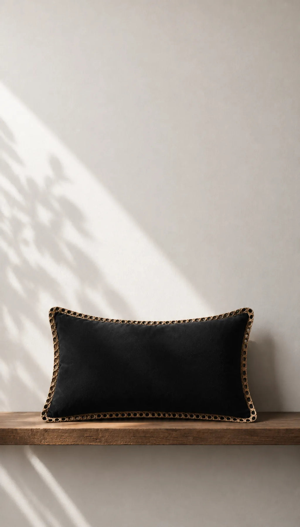 Cojin Nala negro rectangular borde Yute – vista adicional 1