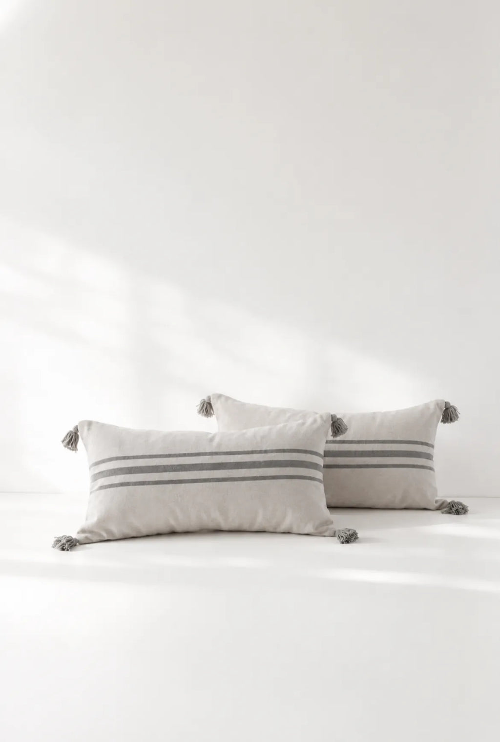 Cojin Santa Cruz rectangular rayas Gris/crudo con borlas – vista principal