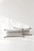 Cojin Santa Cruz rectangular rayas Gris/crudo con borlas – vista principal