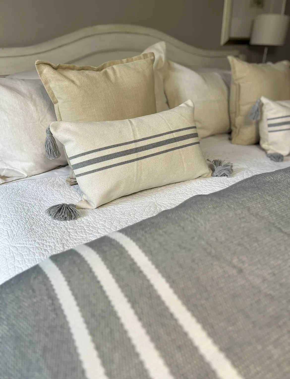 Cojin Santa Cruz rectangular rayas Gris/crudo con borlas – vista adicional 1