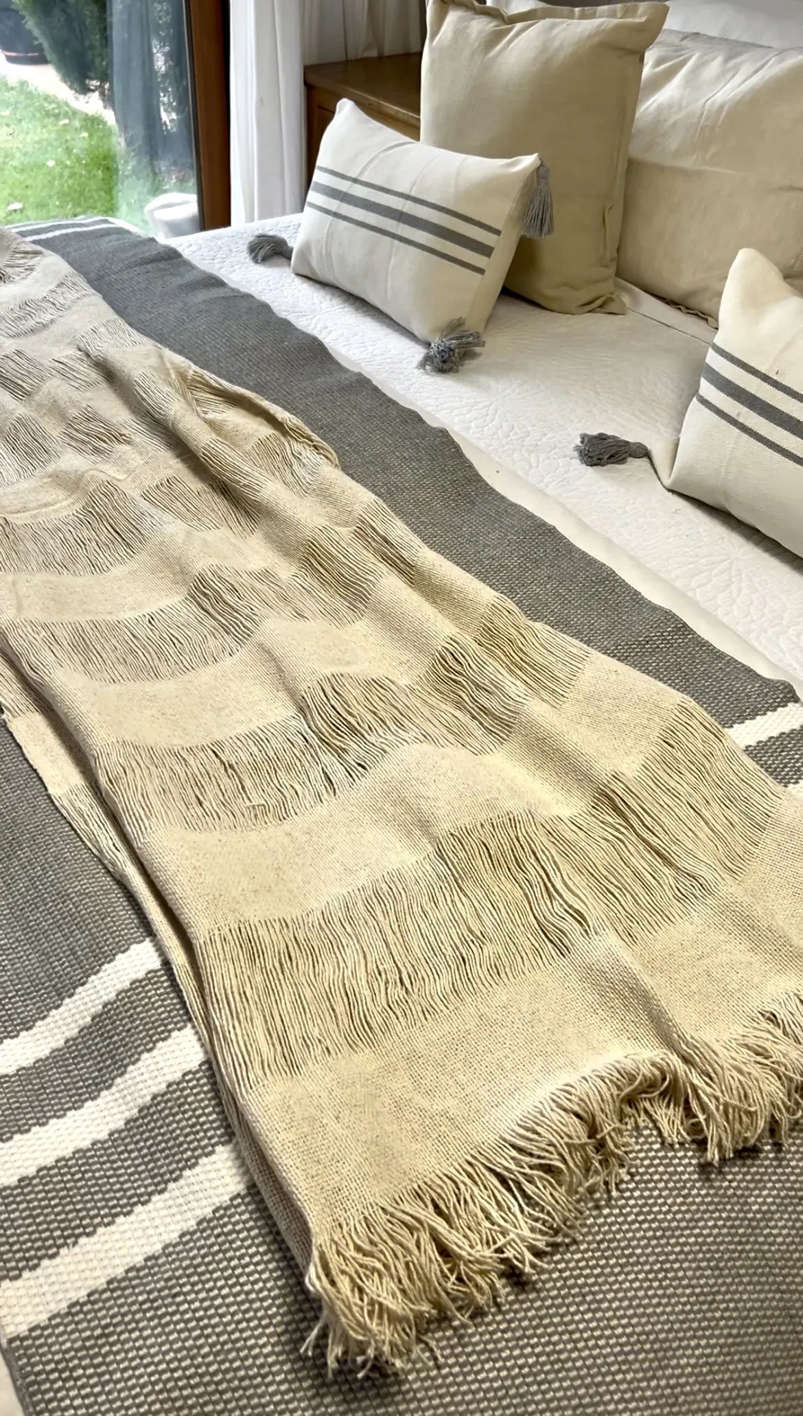 Cojin Santa Cruz rectangular rayas Gris/crudo con borlas – vista adicional 2