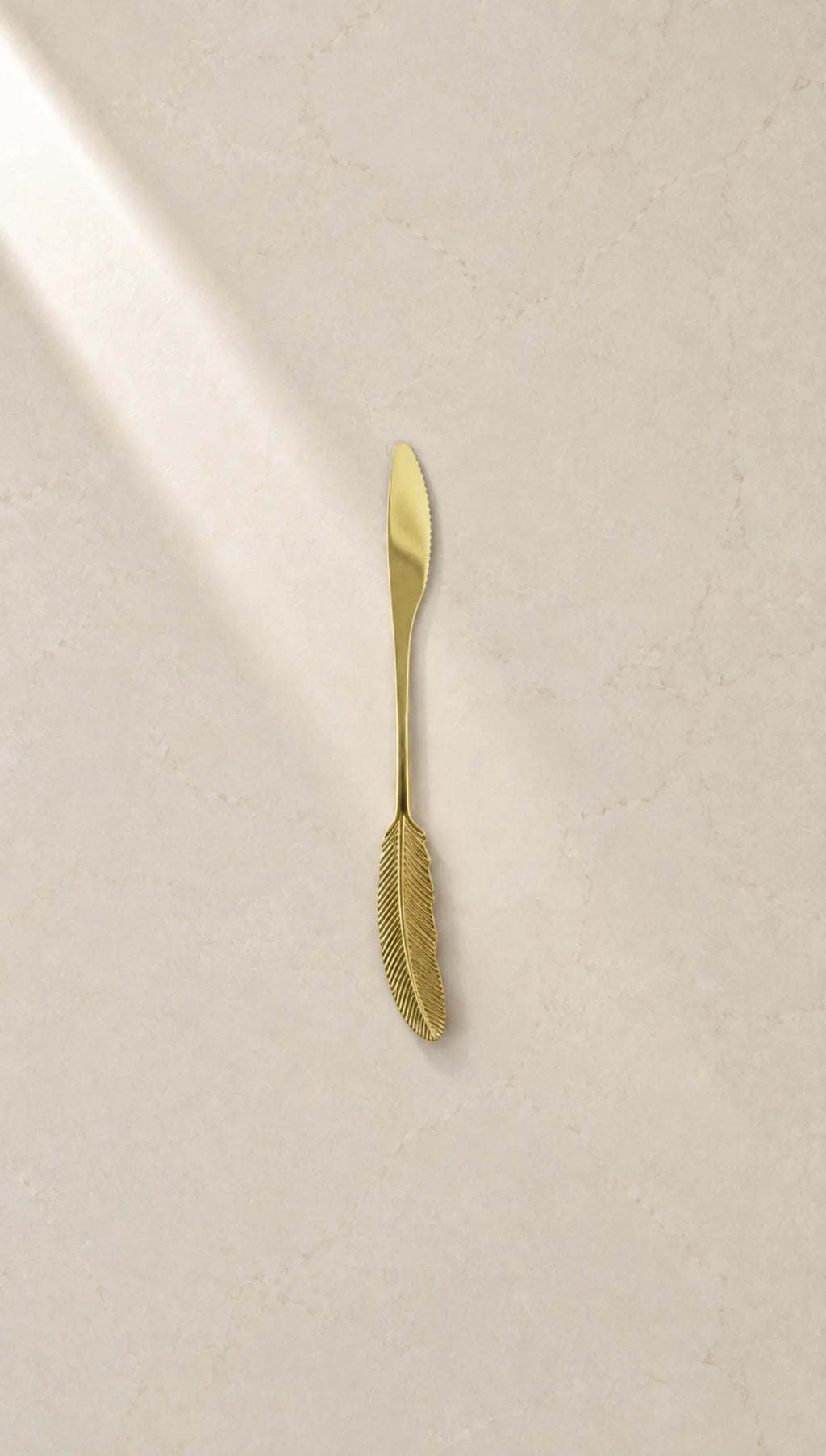 Cuchillo dorado pluma – vista principal