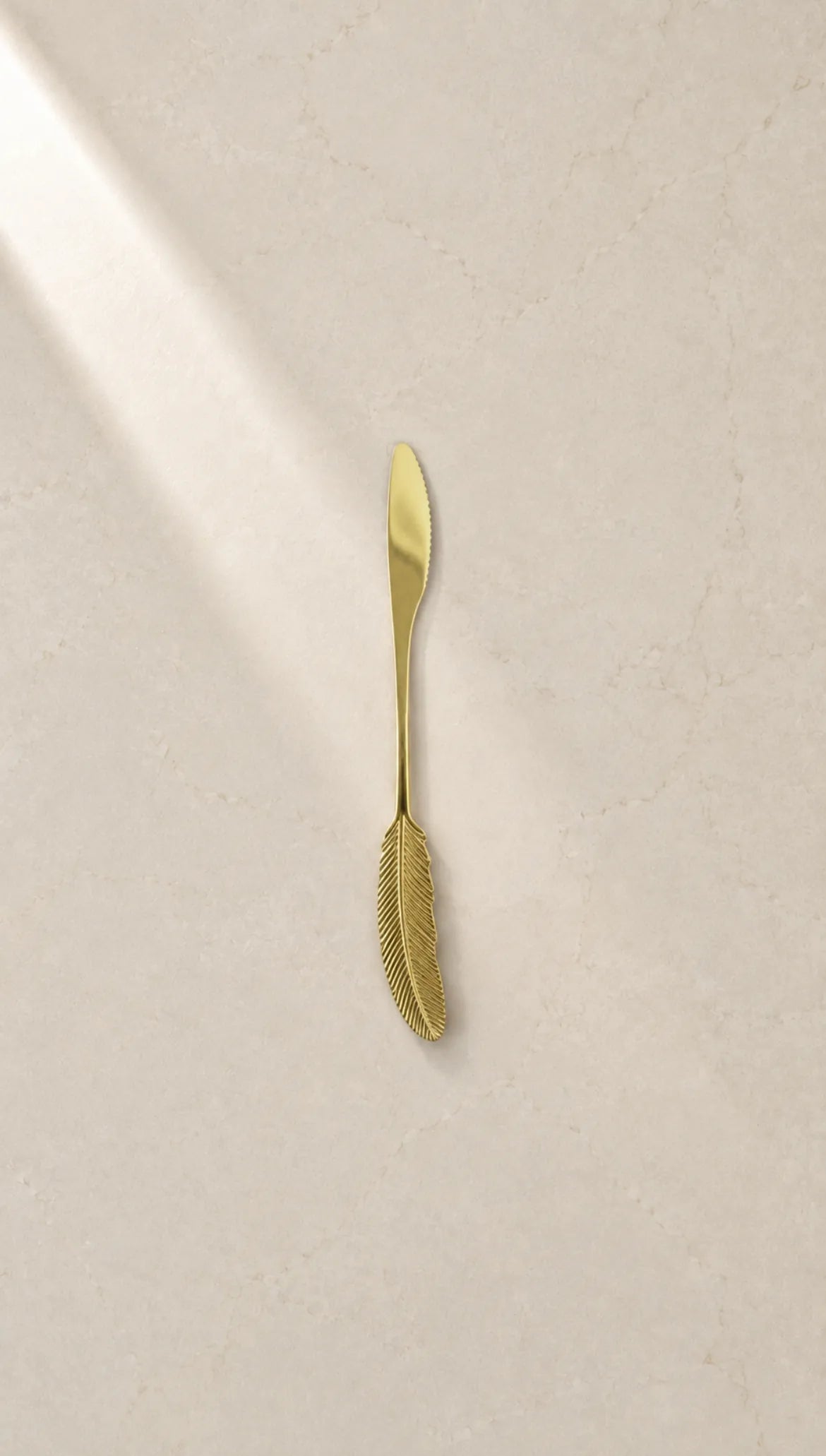 Cuchillo dorado pluma – vista principal