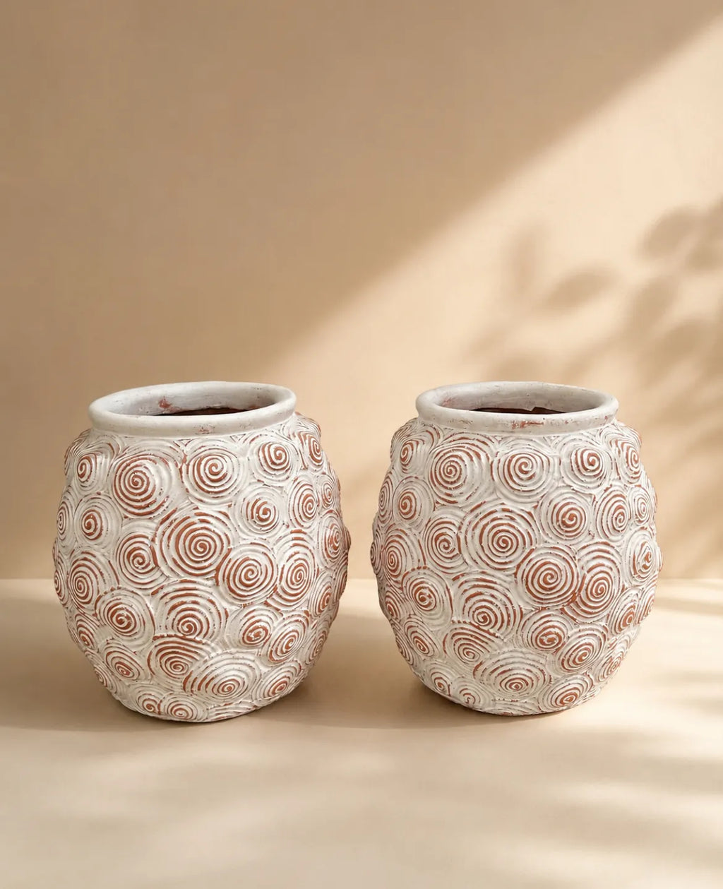 Jarrones blancos con grecas color ladrillo – vista adicional 1