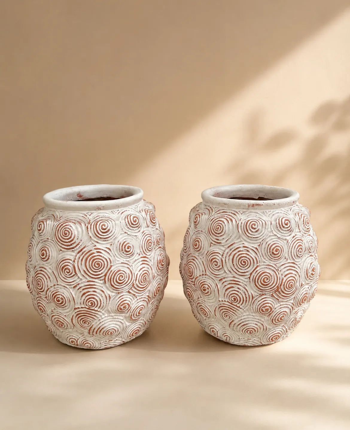 Jarrones blancos con grecas color ladrillo – vista adicional 1