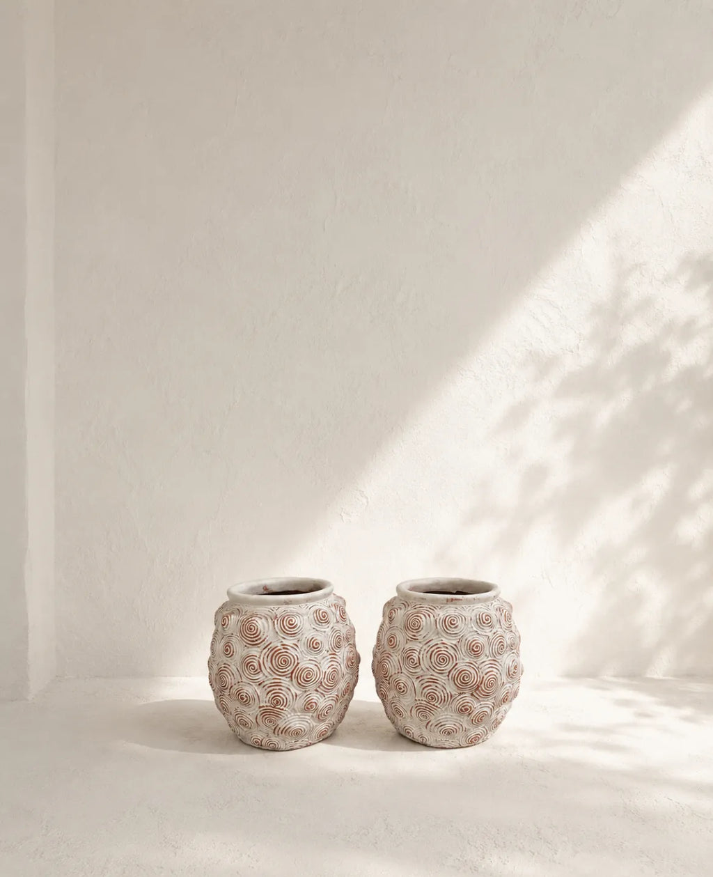 Jarrones blancos con grecas color ladrillo – vista adicional 2