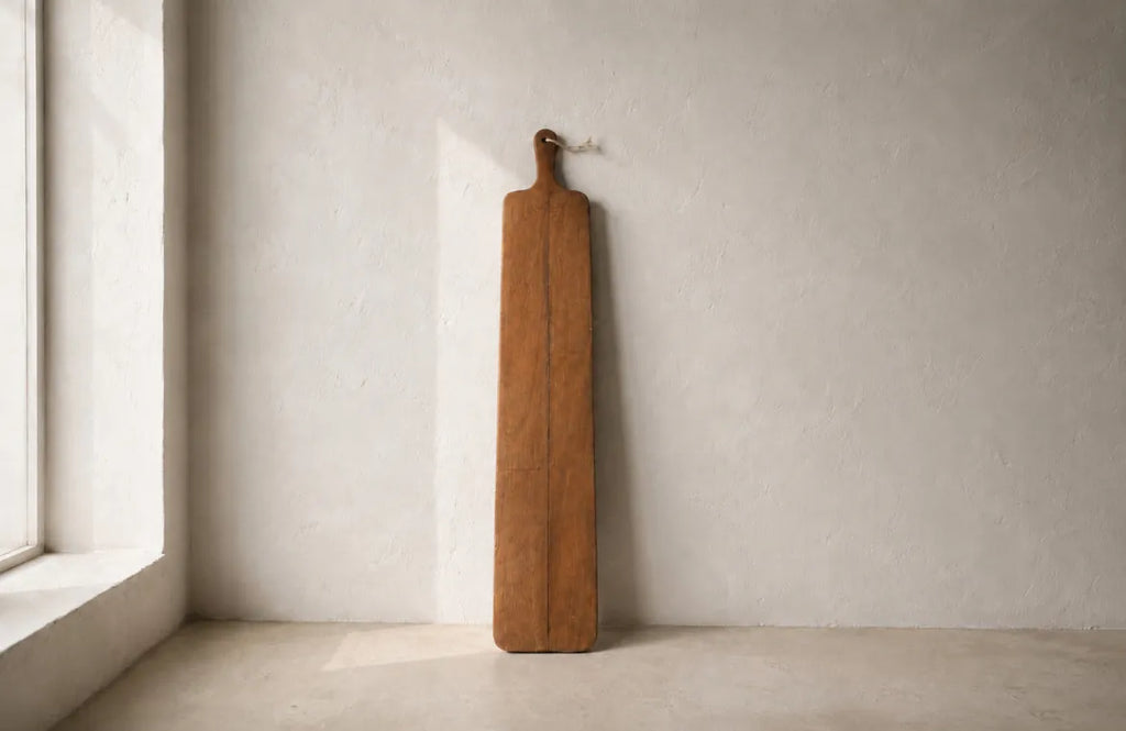 Tabla Nativa larga de madera oscura – vista principal
