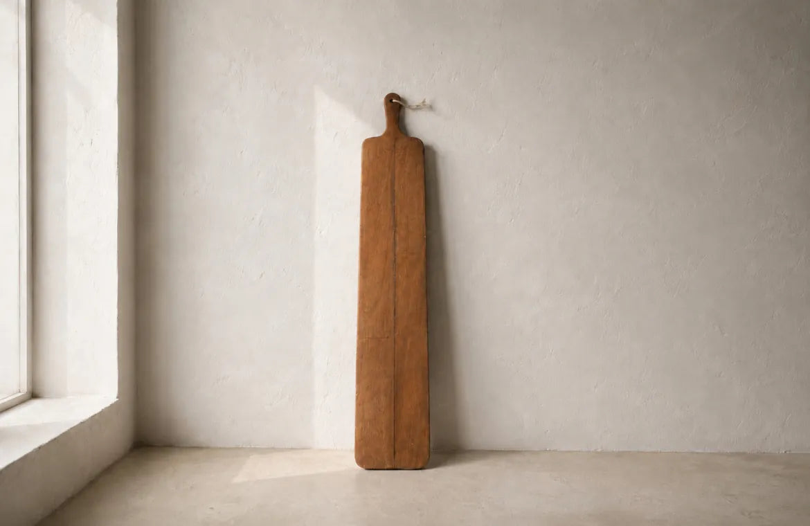 Tabla Nativa larga de madera oscura – vista principal