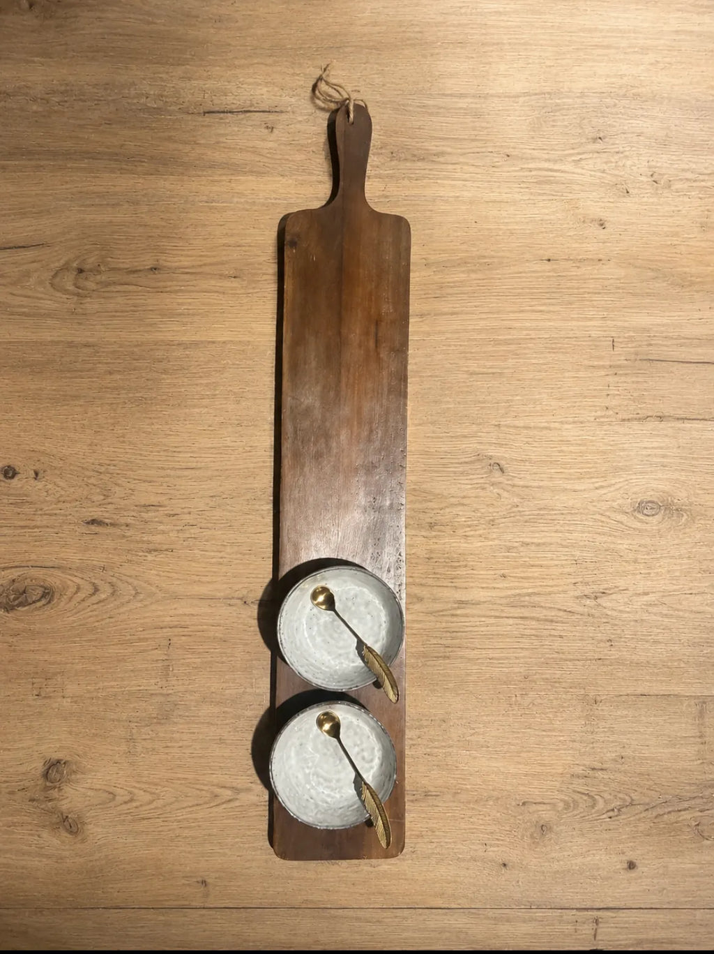 Tabla Nativa larga de madera oscura – vista adicional 1