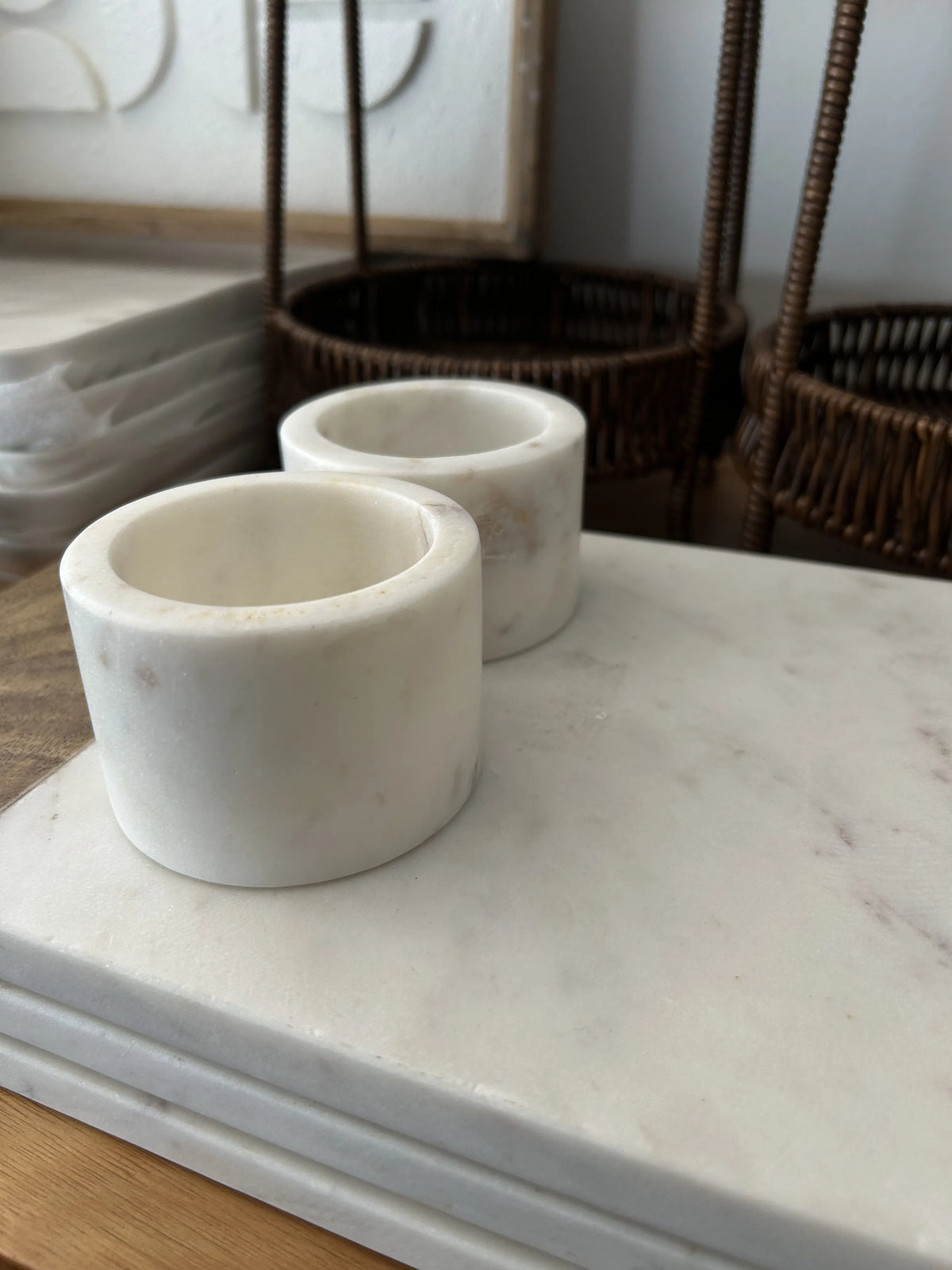 Tabla de marmol blanca con madera – vista adicional 3